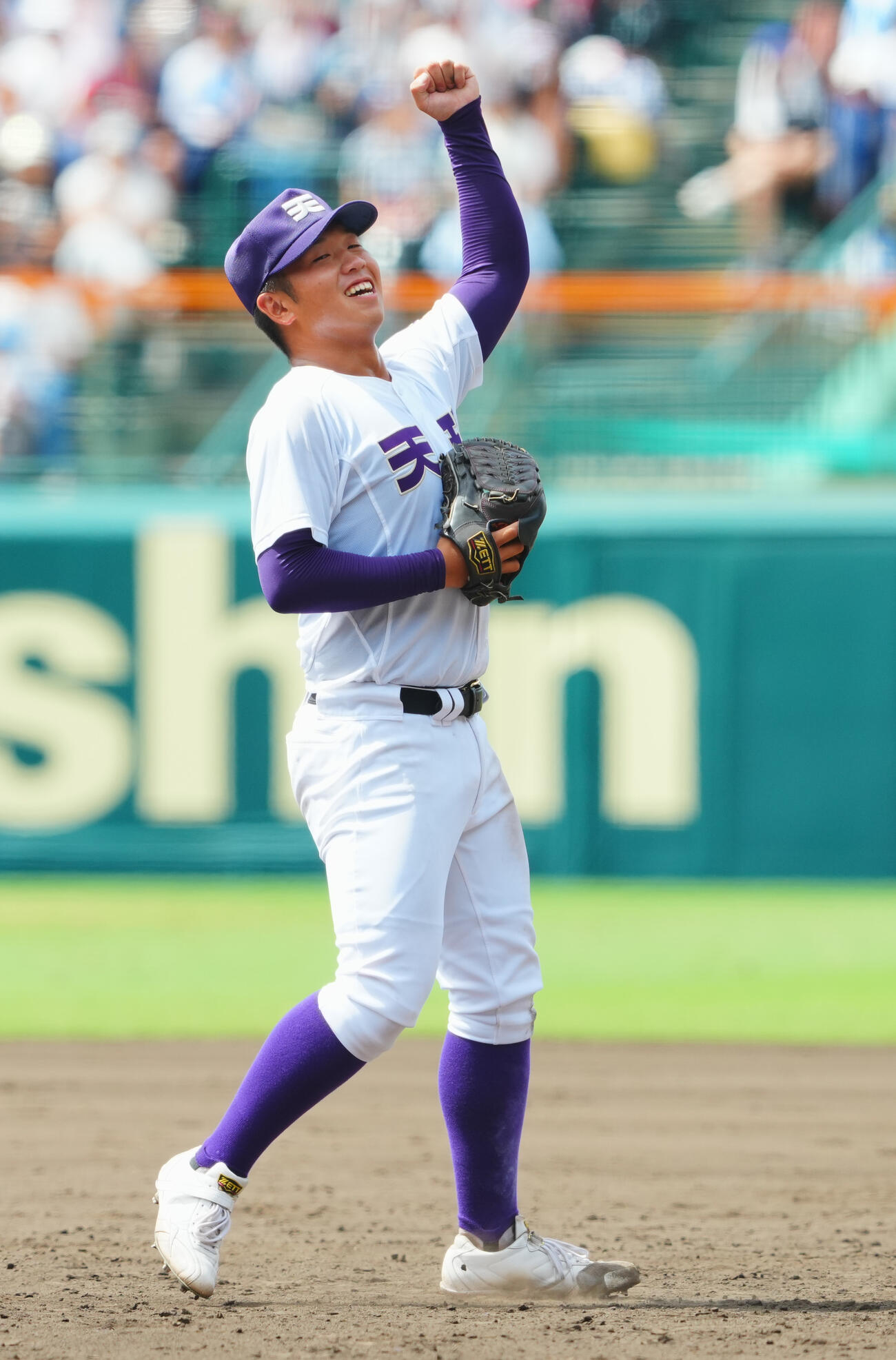 天理対三重　完封勝利の天理・橋本桜佑は高々にガッツポーズする（撮影・垰建太）