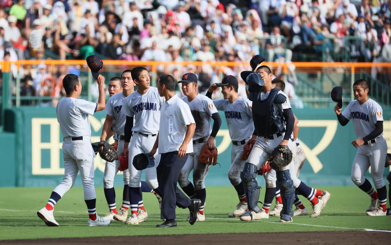 横浜対花巻東　勝利のあいさつを終えた横浜・村田浩明監督（左）はバックスクリーン方向の上空に向けて手を振る（撮影・宮崎幸一）