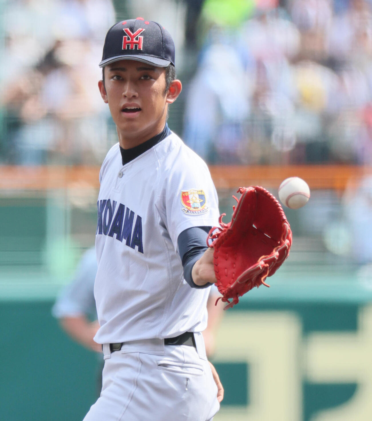 横浜対花巻東　笑顔を見せる横浜先発の織田翔希（撮影・宮崎幸一）
