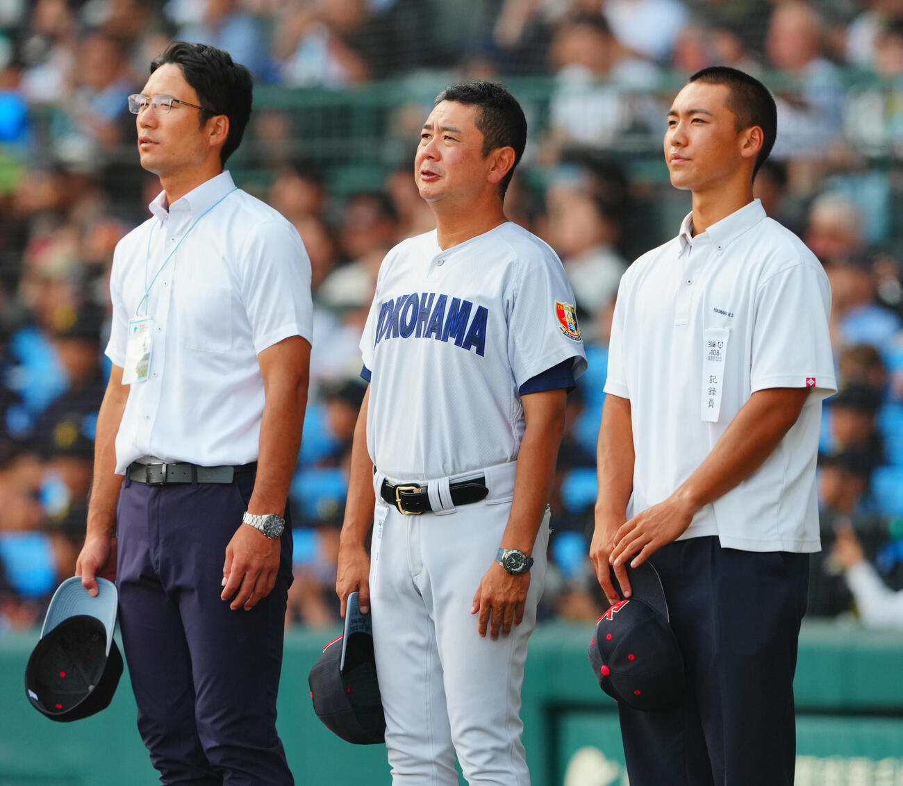 横浜対花巻東　花巻東に勝利し校歌を歌う横浜ナイン（撮影・垰建太）