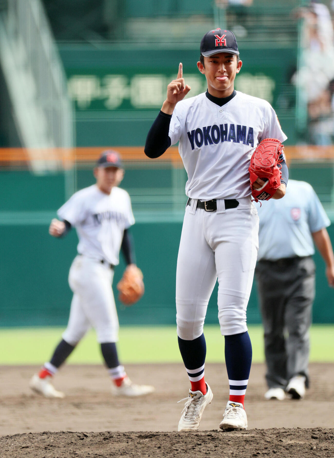 横浜対花巻東　舌と1アウトのサインを出す横浜先発の織田翔希（撮影・宮崎幸一）