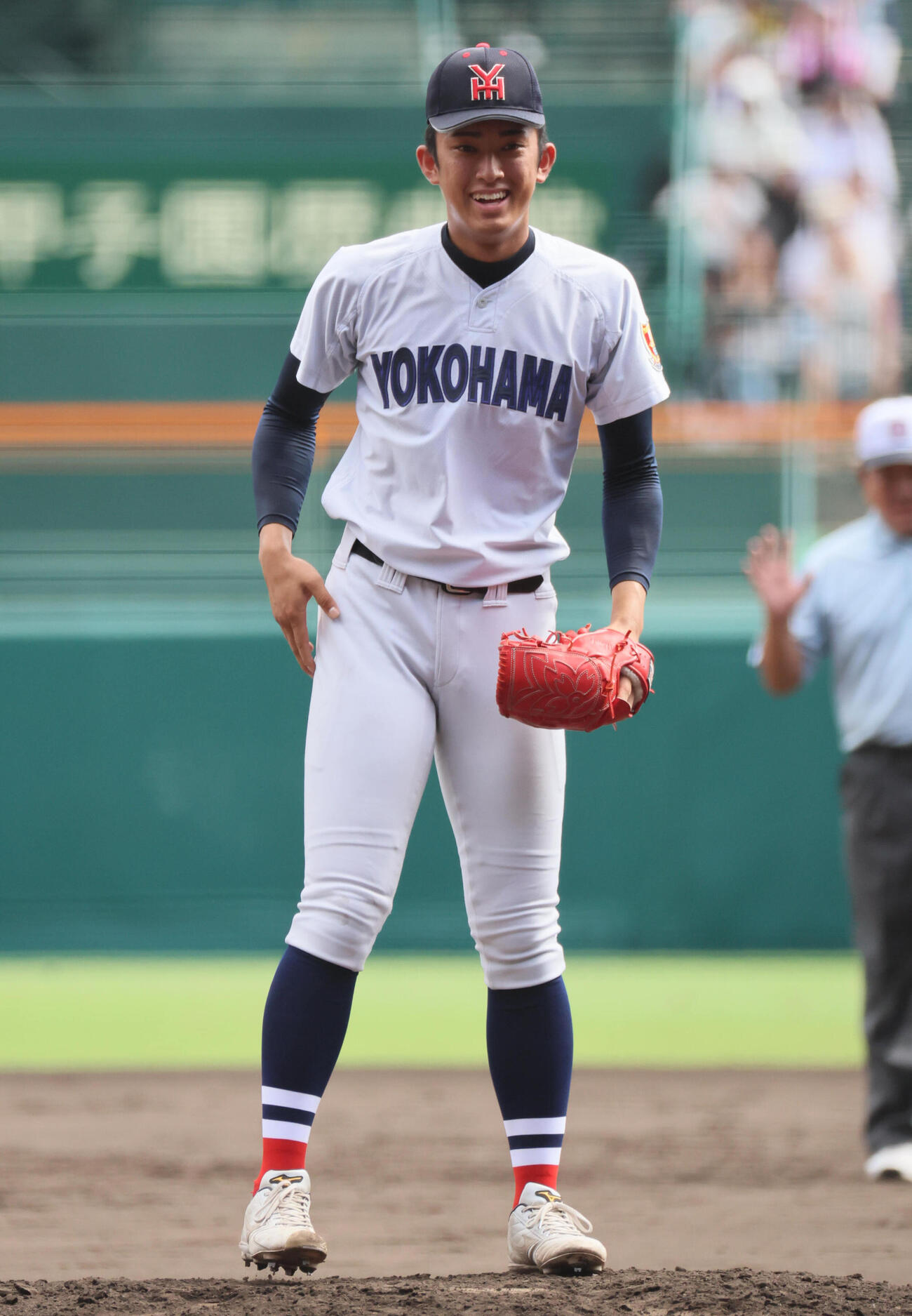 横浜対花巻東　マウンドで笑顔を見せる横浜先発の織田翔希（撮影・宮崎幸一）