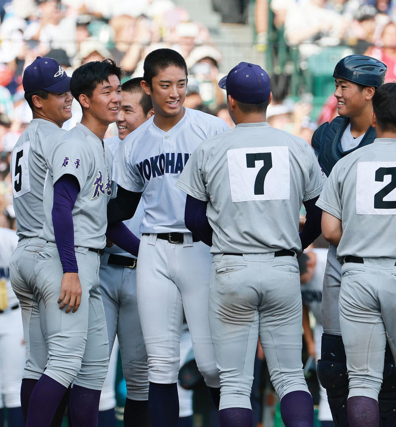 横浜対花巻東　試合後、互いの健闘をたたえ合う選手ら（撮影・上山淳一）