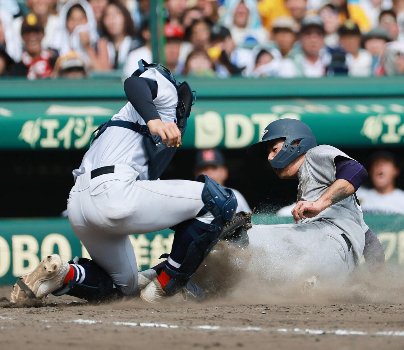 横浜対花巻東　3回裏花巻東2死一、二塁、二走戸倉光揮（右）は古城大翔の左前打で本塁突入もアウト。捕手脇山魁音（撮影・上山淳一）