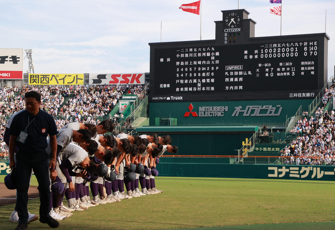 横浜対花巻東　横浜に敗れ応援団にあいさつする花巻東ナイン（撮影・上山淳一）