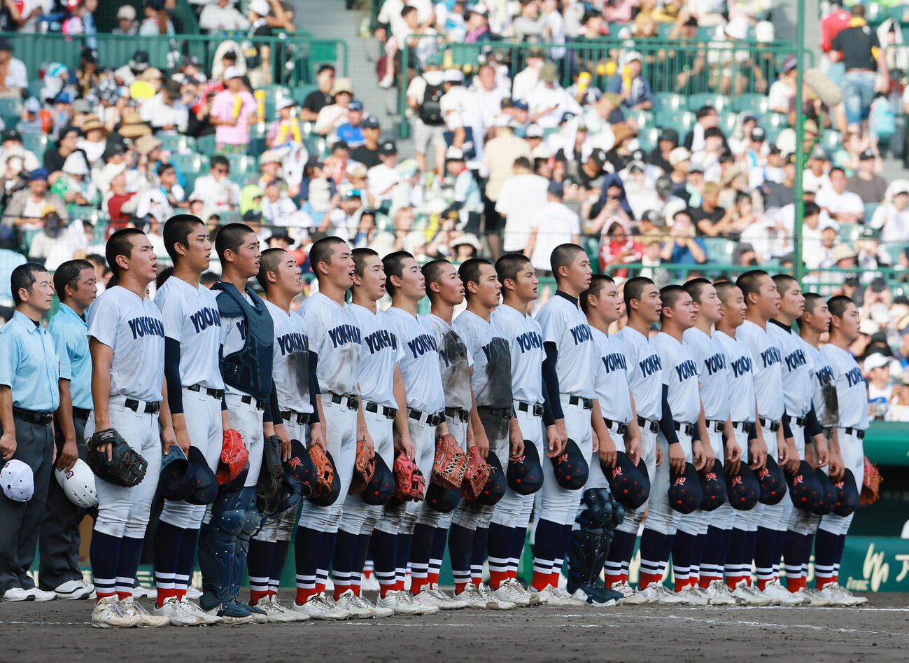 横浜対花巻東　花巻東に勝利し、校歌斉唱する横浜ナイン（撮影・上山淳一）