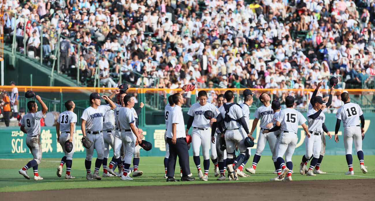 横浜対花巻東　勝利のあいさつを終えた横浜ナインはバックスクリーン方向の上空に向けて手を振る（撮影・宮崎幸一）