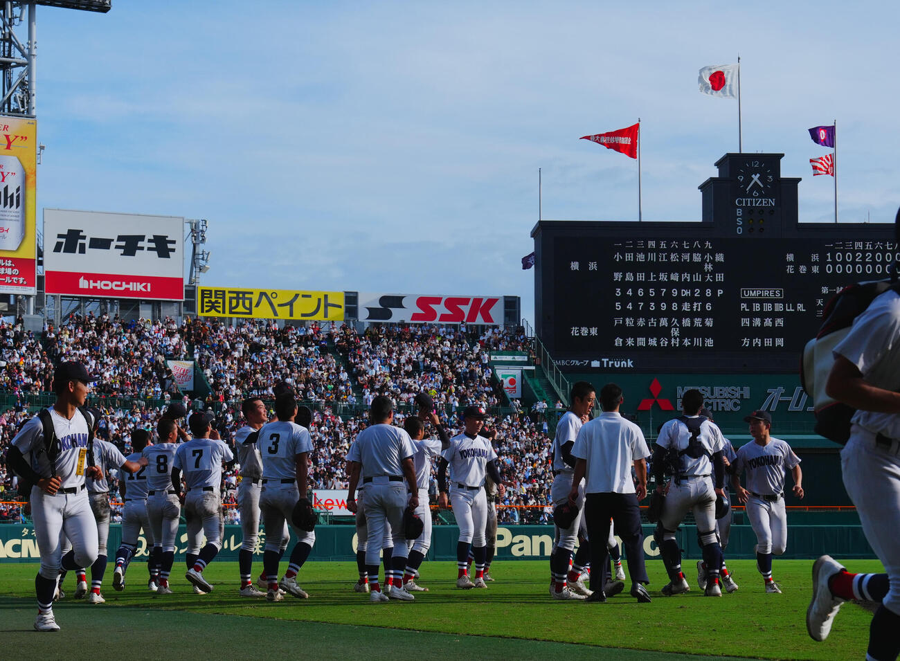 横浜対花巻東　花巻東に勝利し空を見上げる横浜の村田浩明監督（中央）ら選手たち（撮影・垰建太）