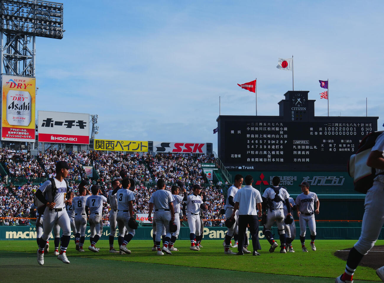 横浜対花巻東　花巻東に勝利し空を見上げる横浜の村田浩明監督（中央）ら選手たち（撮影・垰建太）