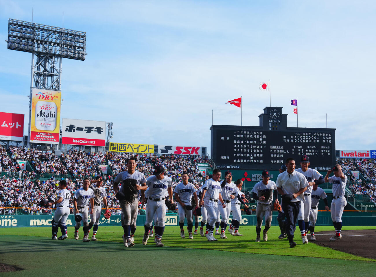横浜対花巻東　花巻東に勝利し笑顔を見せながら引き揚げる横浜の村田浩明監督（中央）ら選手たち（撮影・垰建太）