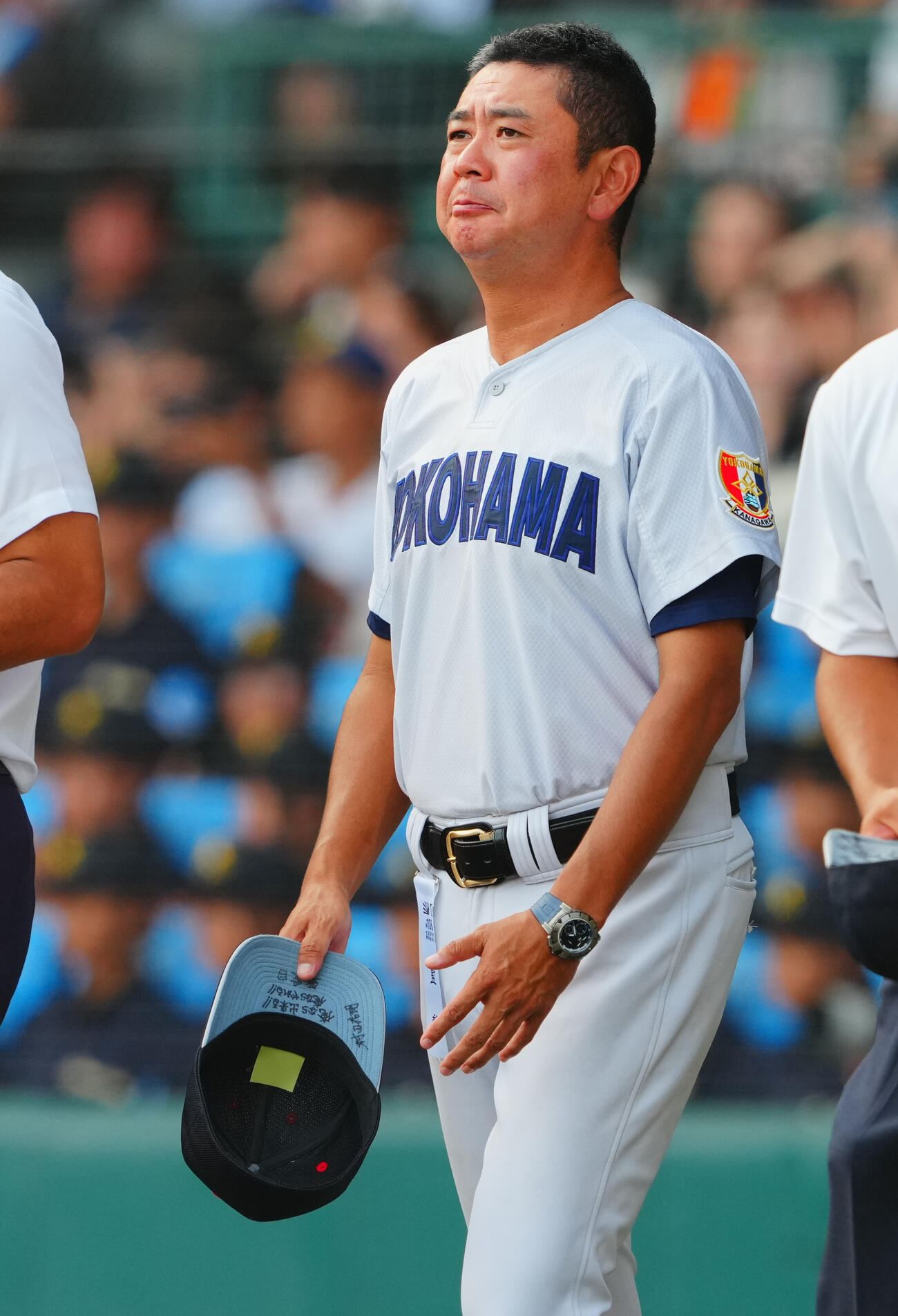 横浜対花巻東　花巻東に勝利し校歌を歌い終えた横浜・村田浩明監督（中央）（撮影・垰建太）