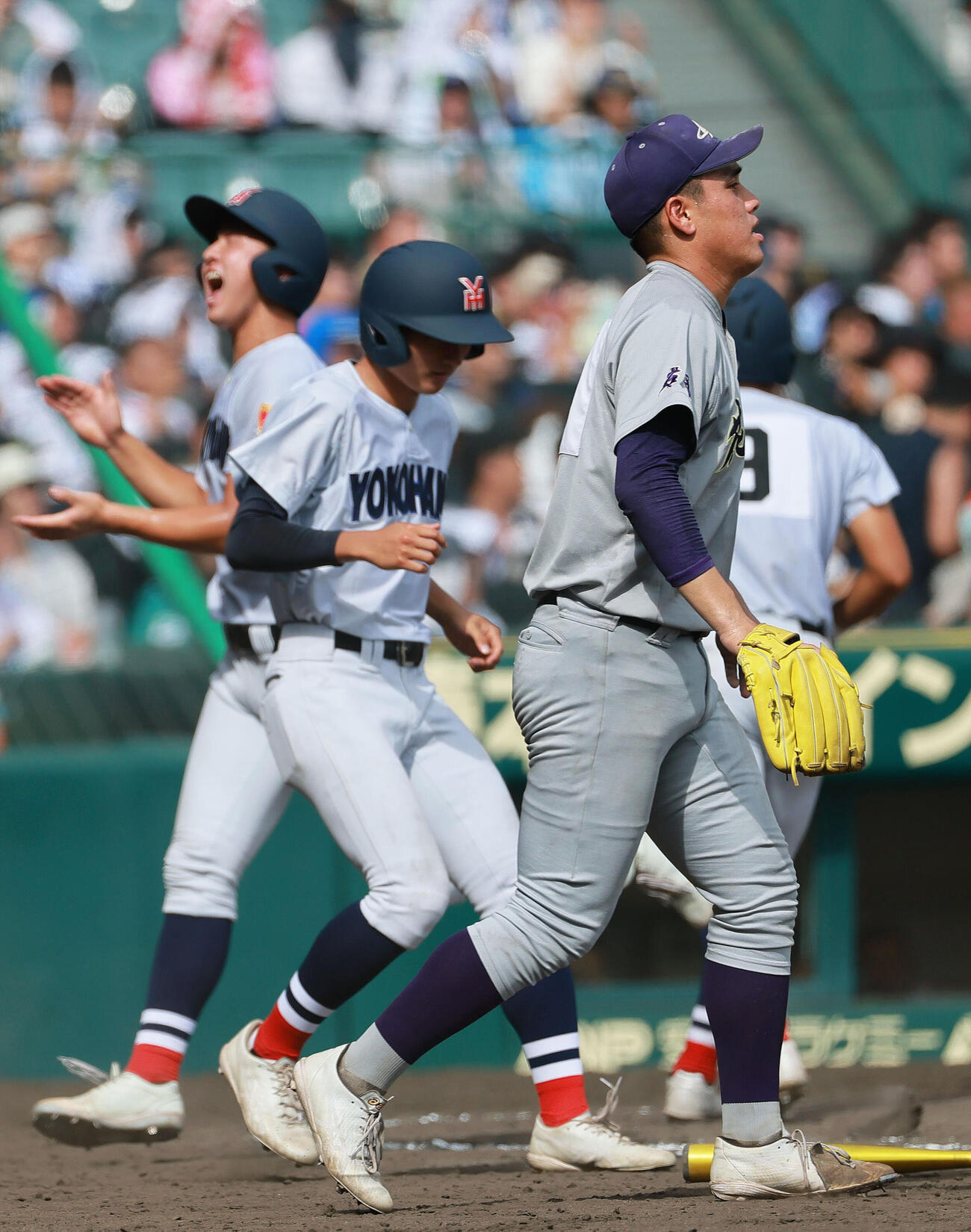 横浜対花巻東　5回表横浜1死二塁、投手赤間史弥（手前）は江坂佳史に適時打を浴びる（撮影・上山淳一）