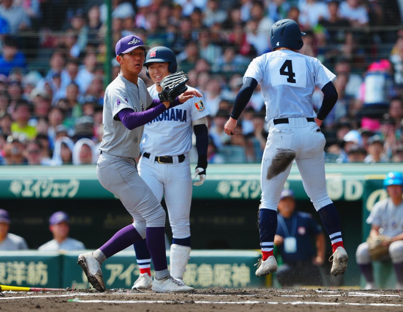 横浜対花巻東　1回表横浜2死二、三塁、暴投で先制点を許す萬谷堅心（左）（撮影・垰建太）