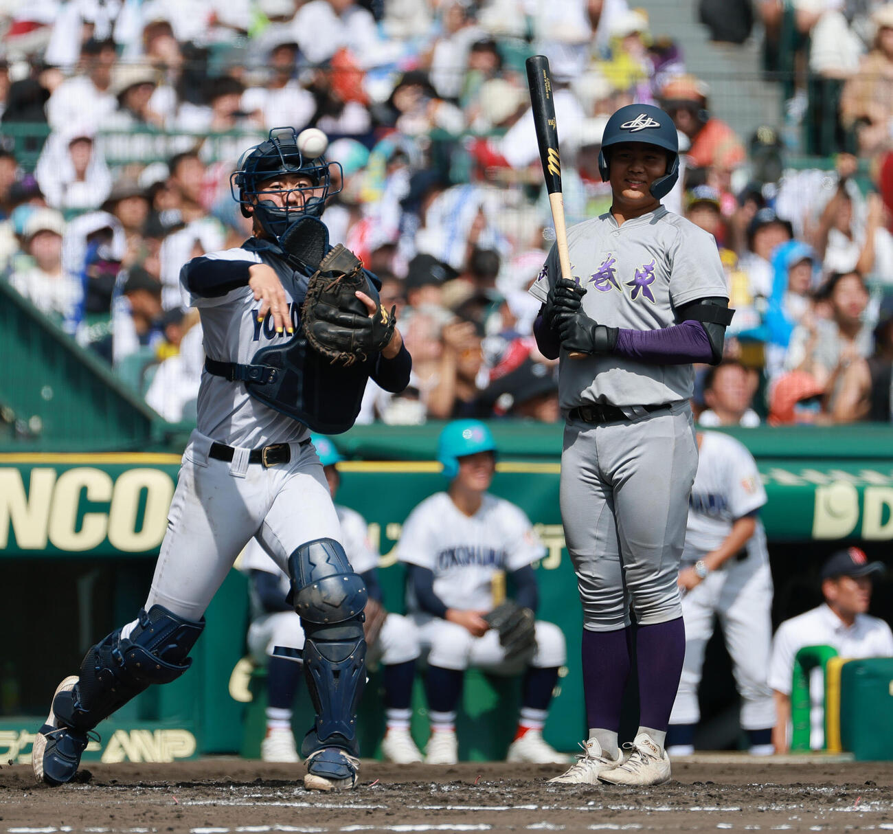 横浜対花巻東　1回裏花巻東2死二塁、古城大翔は見逃し三振に倒れる。捕手脇山魁音（撮影・上山淳一）