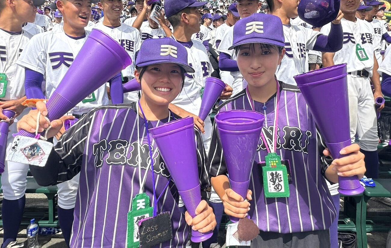 1塁側アルプススタンドから声援を送った天理マネージャーの田渕みあびさん（左）と鈴木優苺さん（撮影・田島優大）