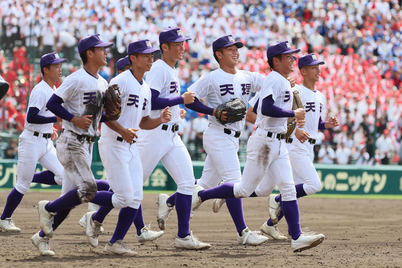 天理対三重　完封勝利を飾った天理・橋本桜佑（右から3人目）は笑顔であいさつに向かう（撮影・宮崎幸一）
