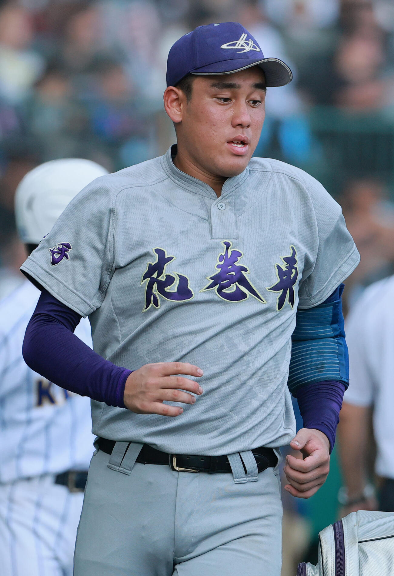 横浜対花巻東　横浜に敗れ整列に向かう花巻東の赤間史弥（撮影・上山淳一）