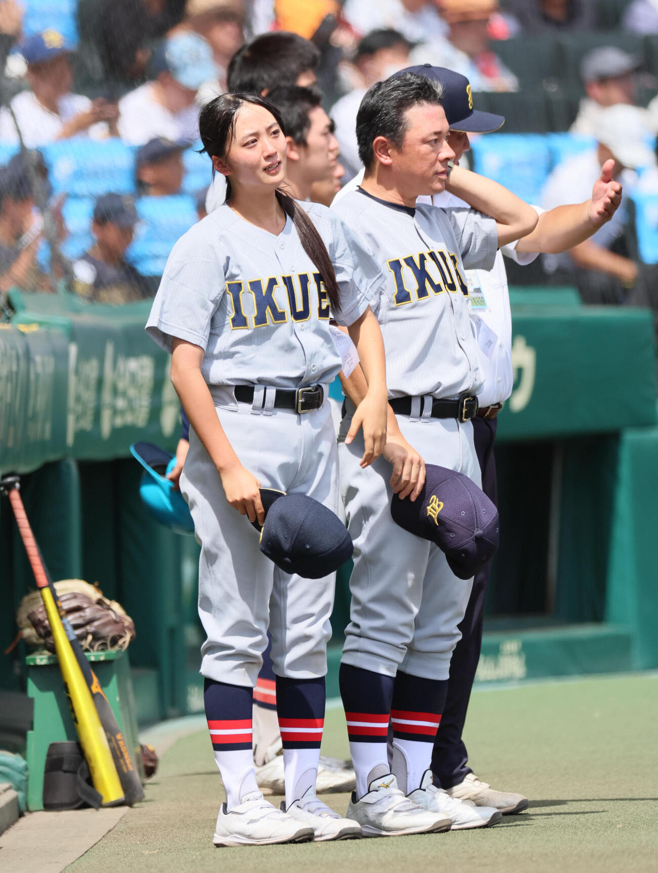 智弁和歌山対仙台育英　敗れてあいさつする仙台育英・星よつはマネジャー（撮影・宮崎幸一）
