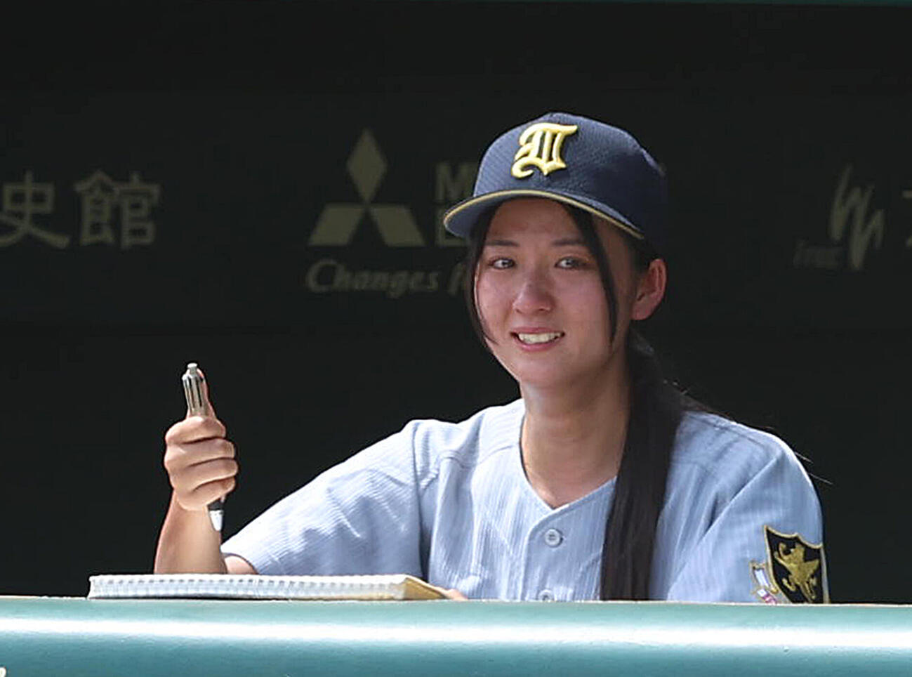 智弁和歌山対仙台育英　9回裏仙台育英2死二塁、杉山育夢の右前適時打に目を潤ます星よつは記録員（撮影・白石智彦）