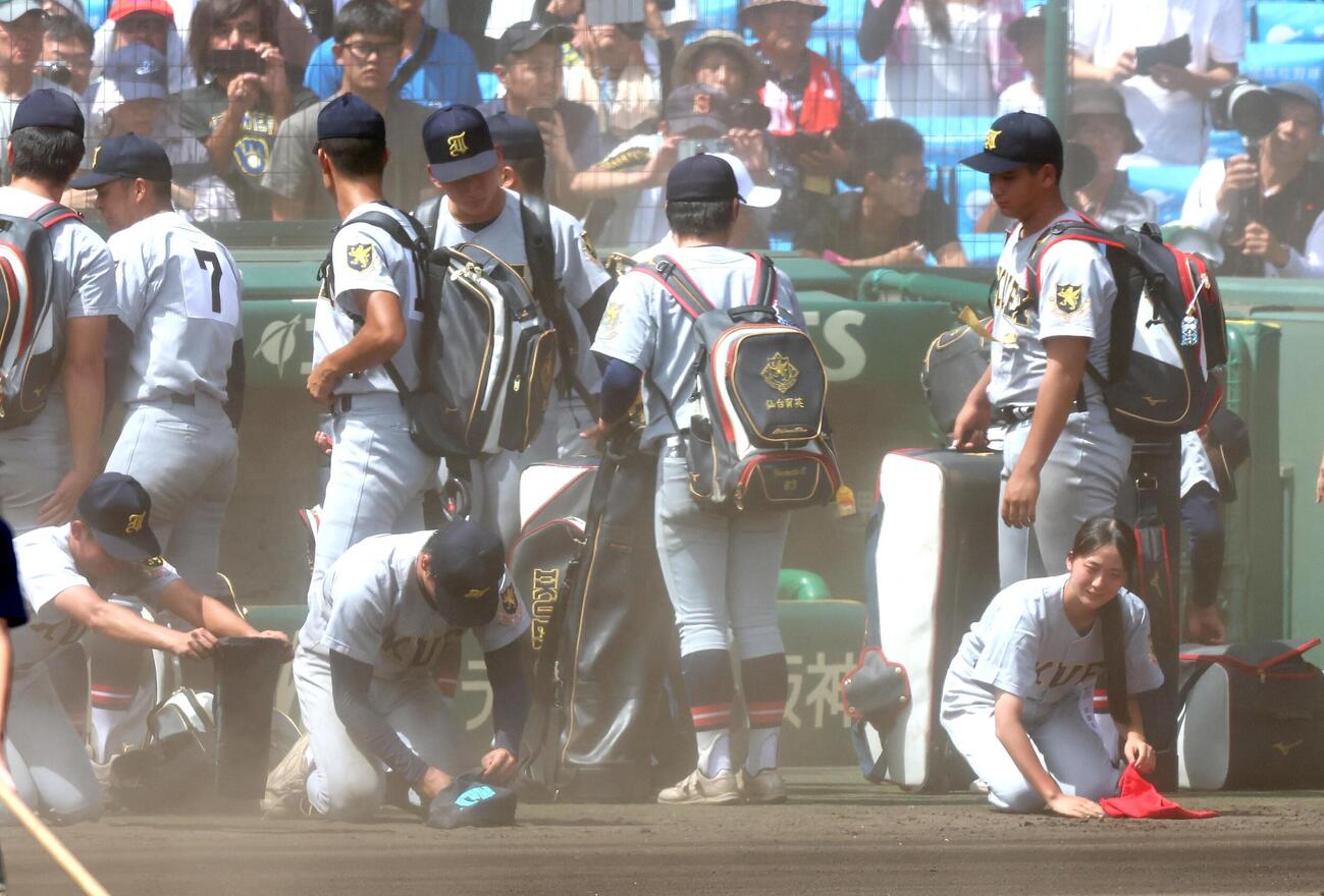 智弁和歌山対仙台育英　敗戦後、仲間とともに甲子園の土を拾う仙台育英の星よつはマネジャー（右手前）