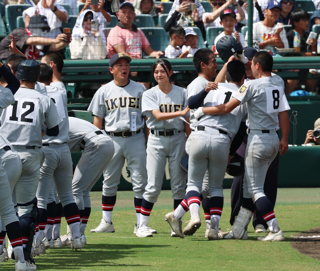智弁和歌山対仙台育英　敗れて肩を落とす仙台育英ナイン。右から4人目は星よつは記録員、同5人目は須江航監督