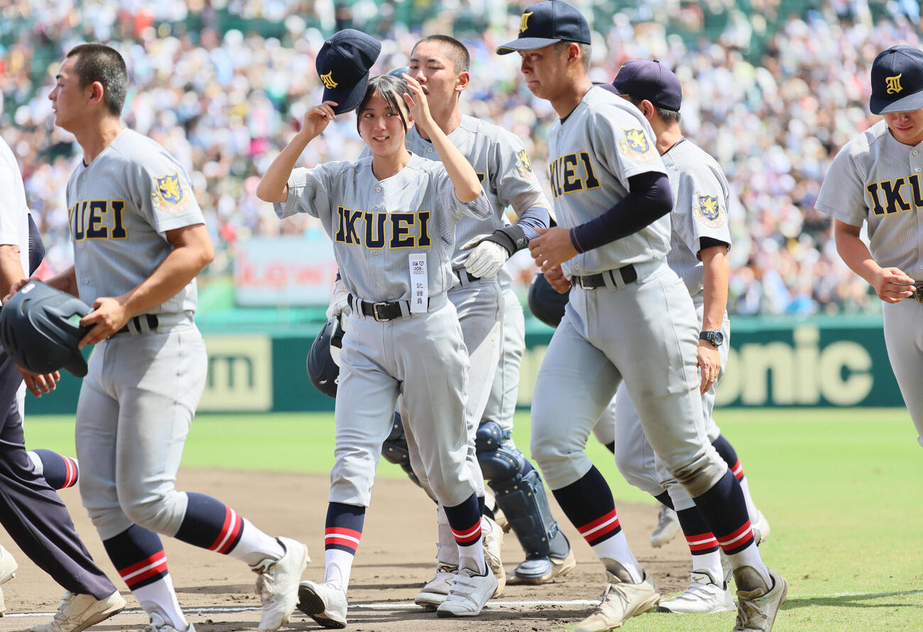 智弁和歌山対仙台育英　敗れて引き揚げる仙台育英・星よつはマネジャー（撮影・宮崎幸一）