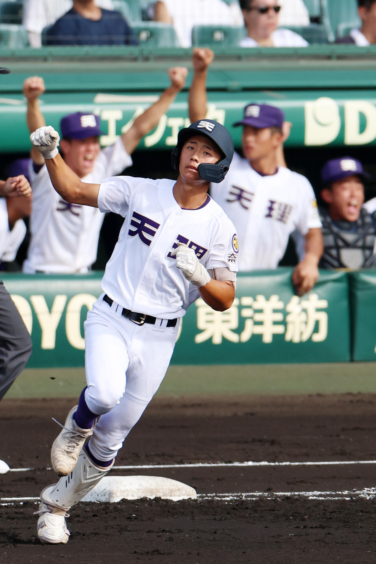 天理対三重　2回表天理無死、金本相有は左越えに先制本塁打を放ち、一塁を回ってガッツポーズする