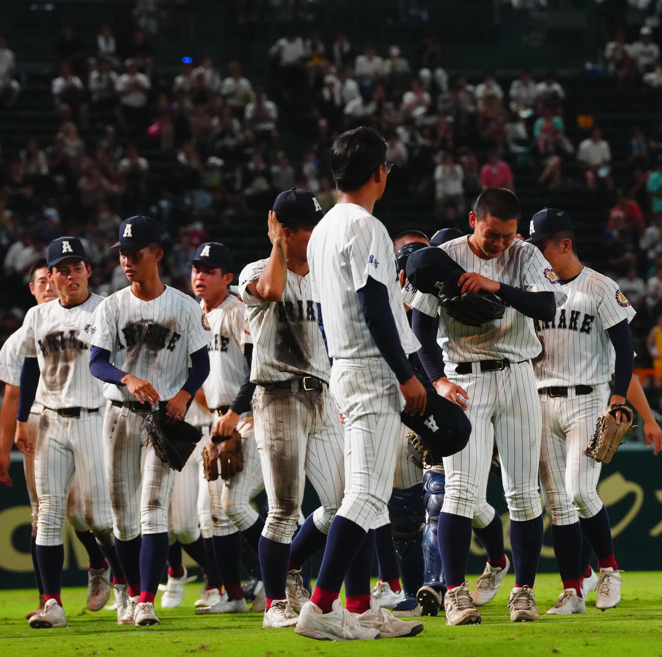 有明対健大高崎　健大高崎に敗れ涙を流す有明の選手たち（撮影・垰建太）