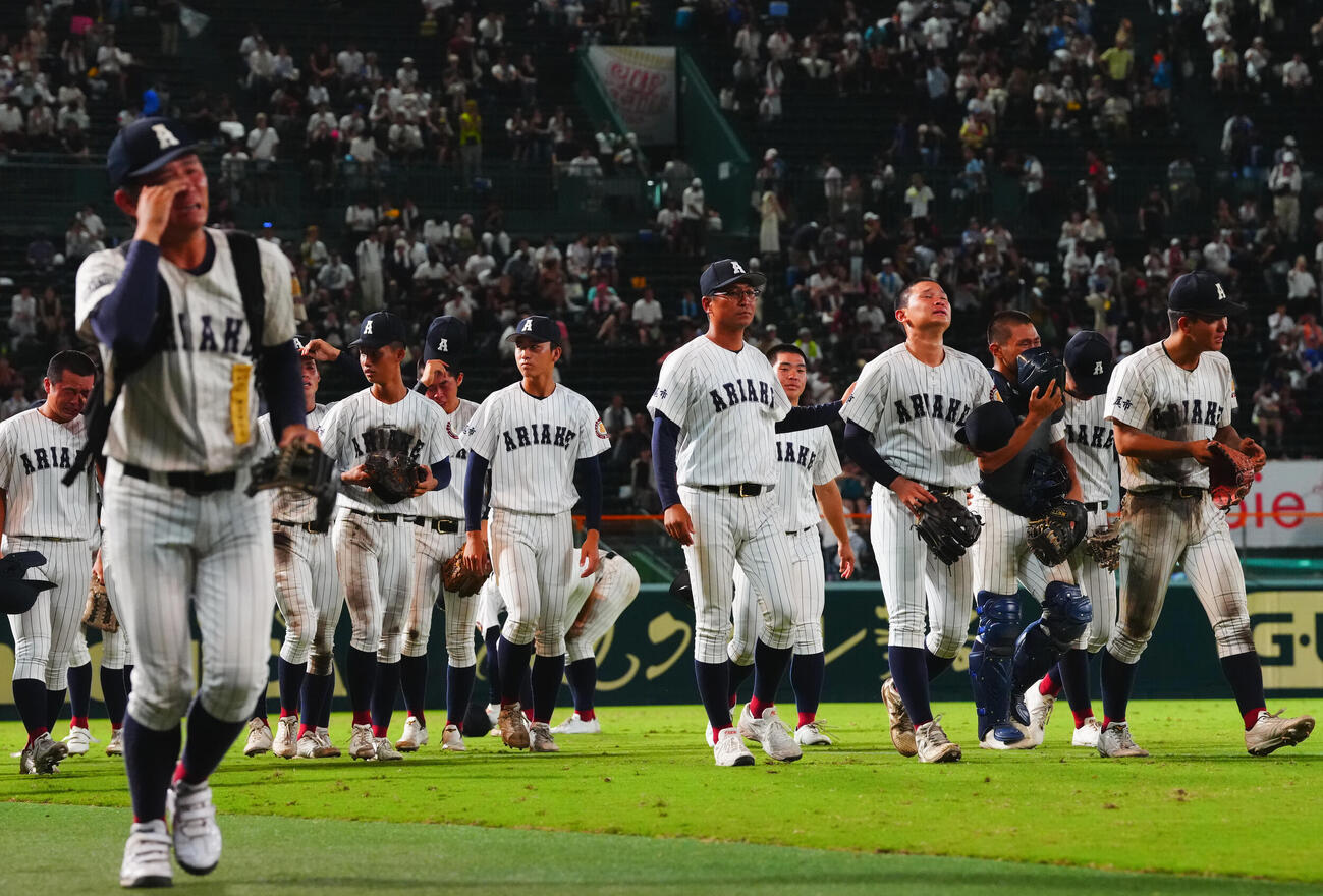 有明対健大高崎　健大高崎に敗れ涙を流す有明の選手たち（撮影・垰建太）