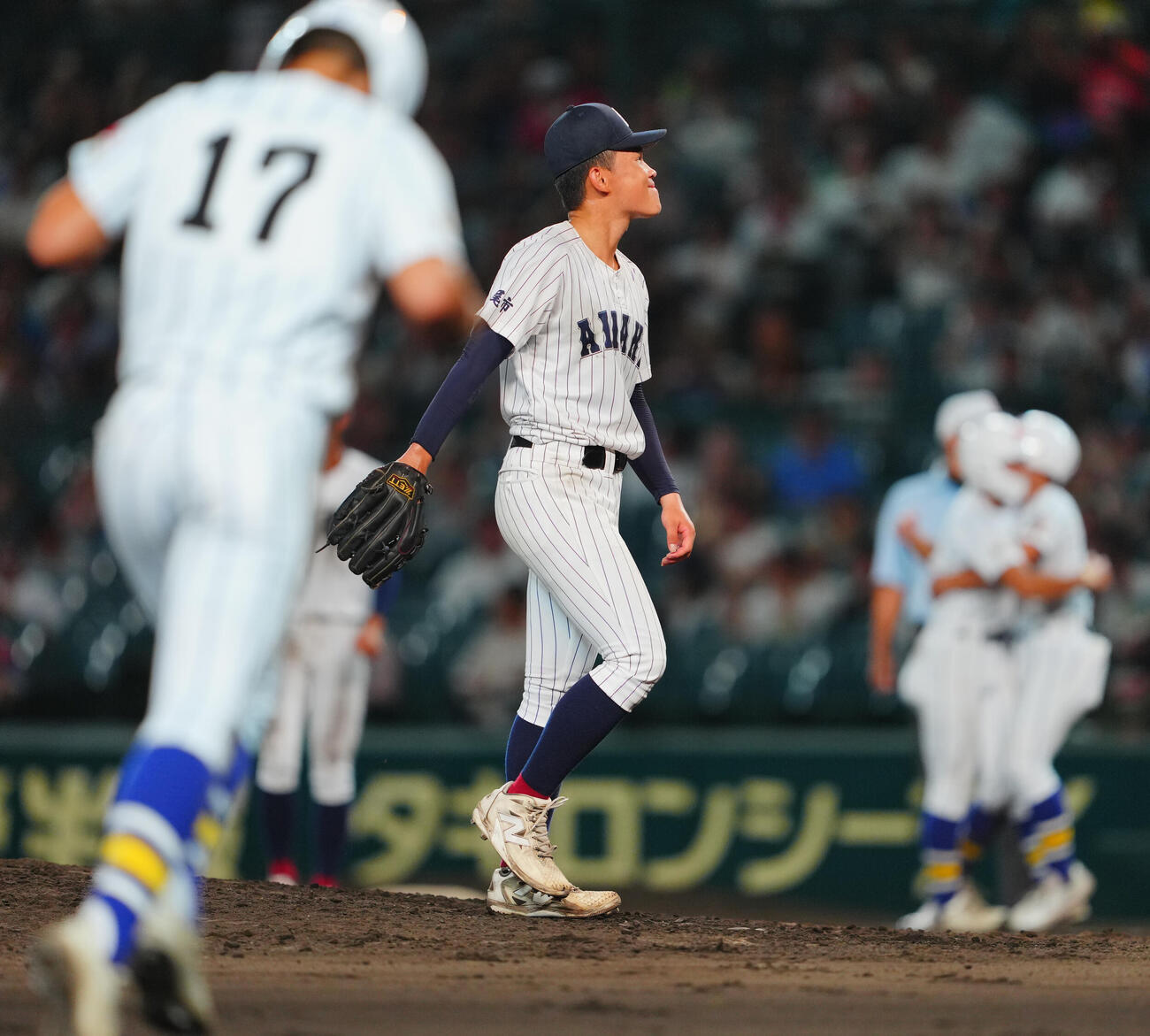 有明対健大高崎　延長10回裏健大高崎1死二、三塁、リプレー検証の結果、サヨナラ負けが決まり悔しそうな斉藤遼汰郎（撮影・垰建太）