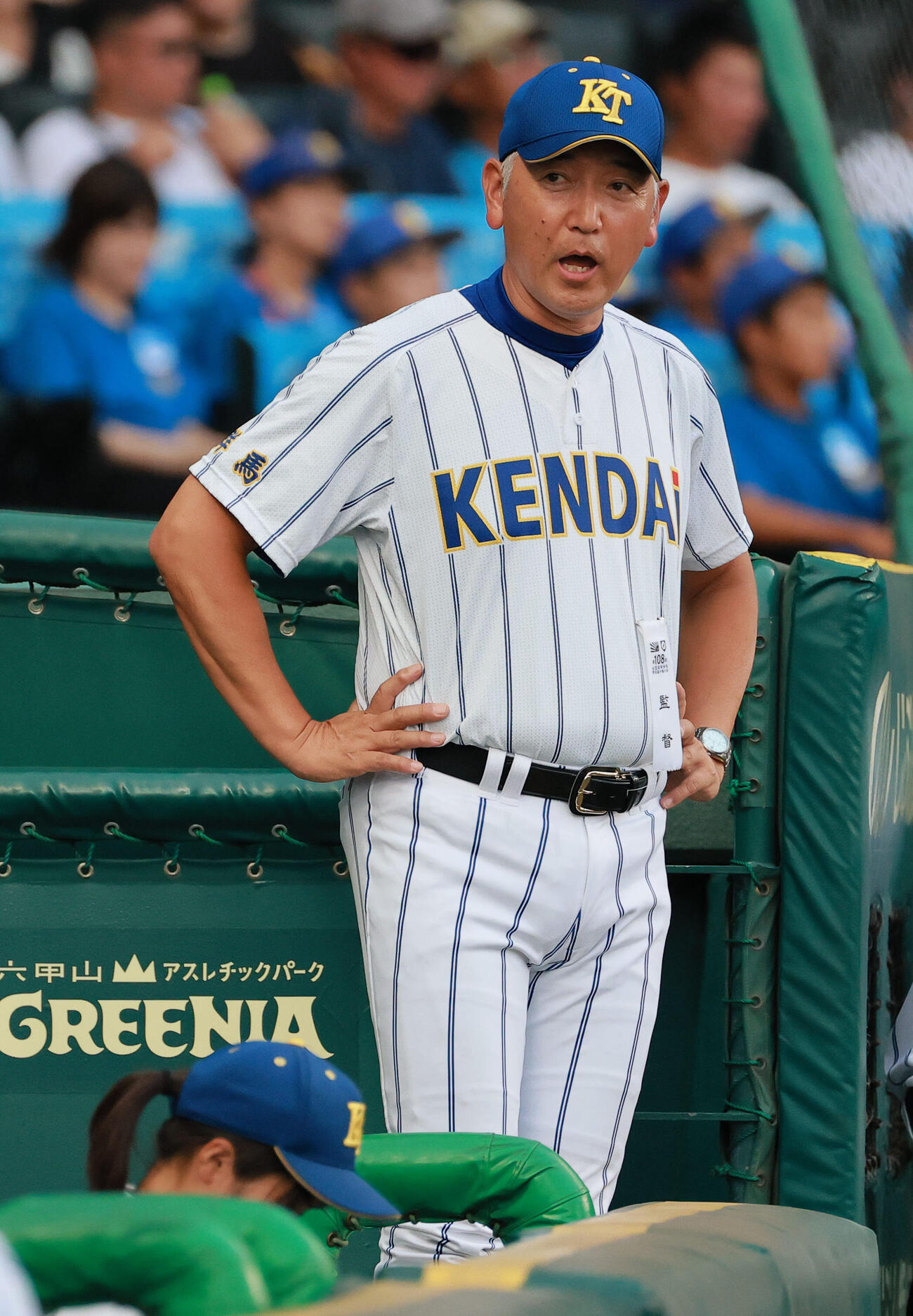 有明対健大高崎　ベンチで選手に話す健大高崎の青柳博文監督（撮影・上山淳一）