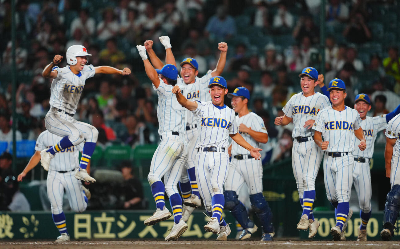 有明対健大高崎　ビデオ検証の結果、サヨナラ勝ちが決まり喜ぶ健大高崎ナイン（撮影・垰建太）