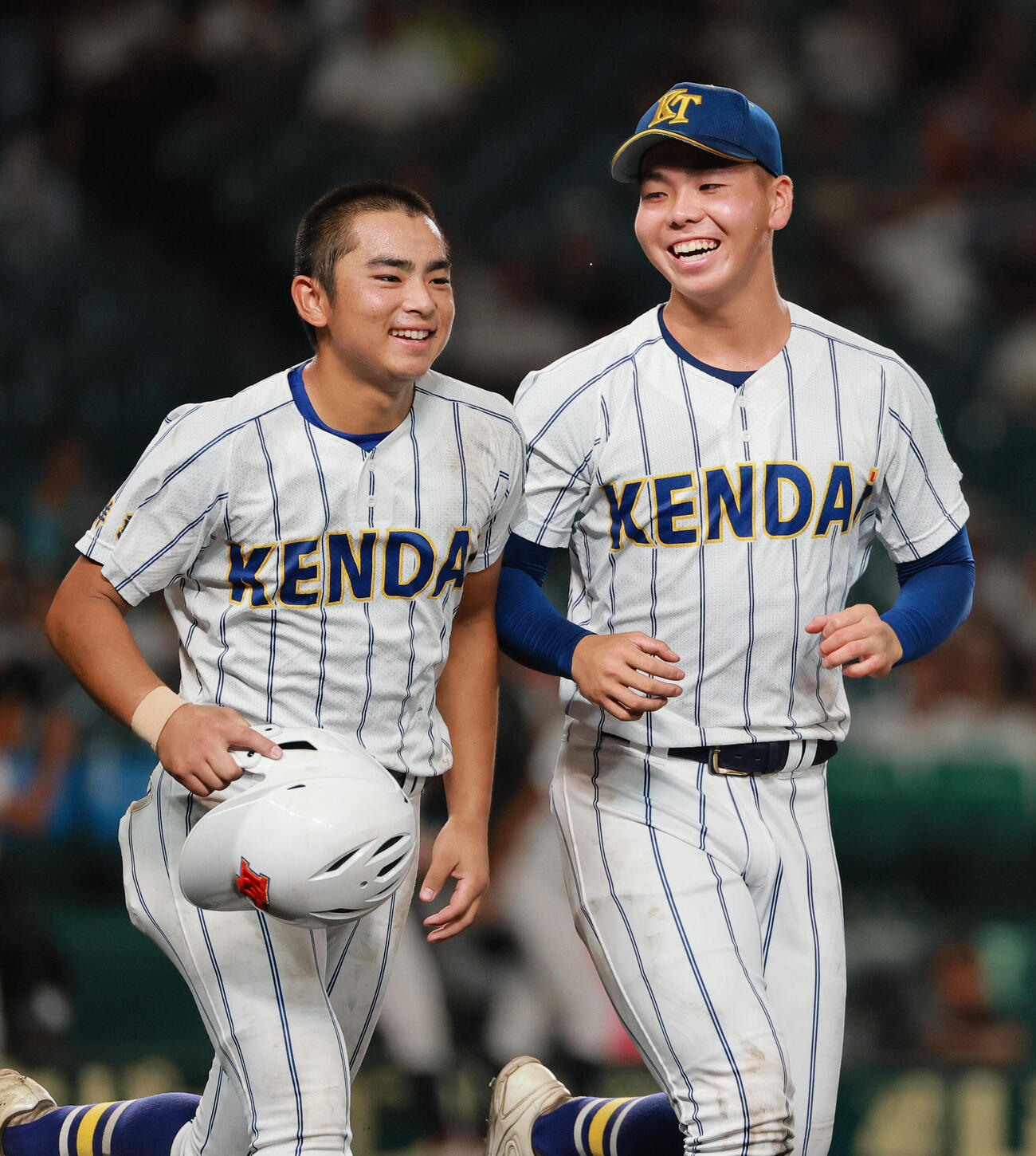 有明対健大高崎　タイブレークで有明に勝利し笑顔で応援団の元に向かう健大高崎のエース石田雄星（左）と石垣聡志（撮影・上山淳一）