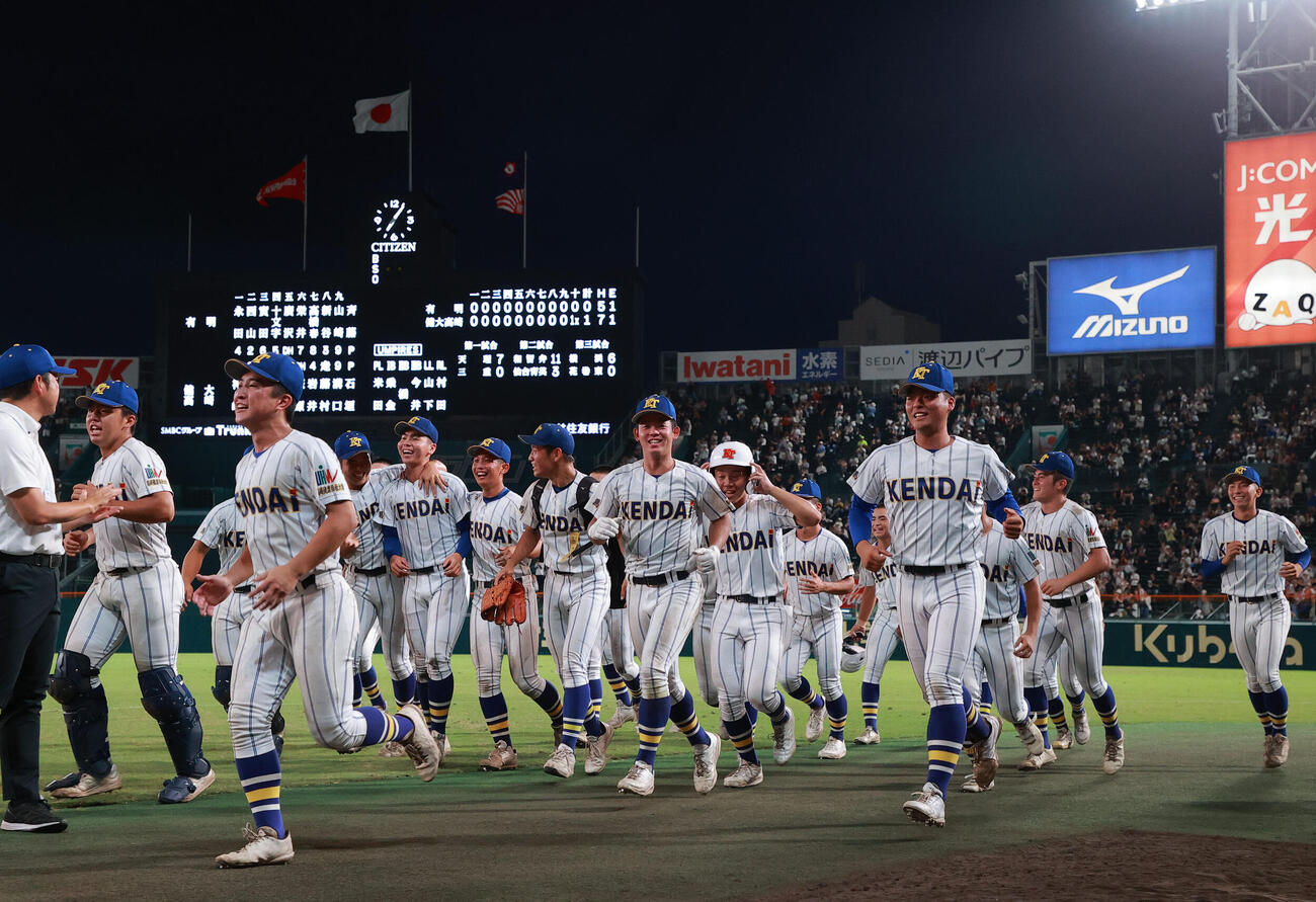有明対健大高崎　タイブレークで有明に勝利し喜ぶ健大高崎ナイン（撮影・上山淳一）