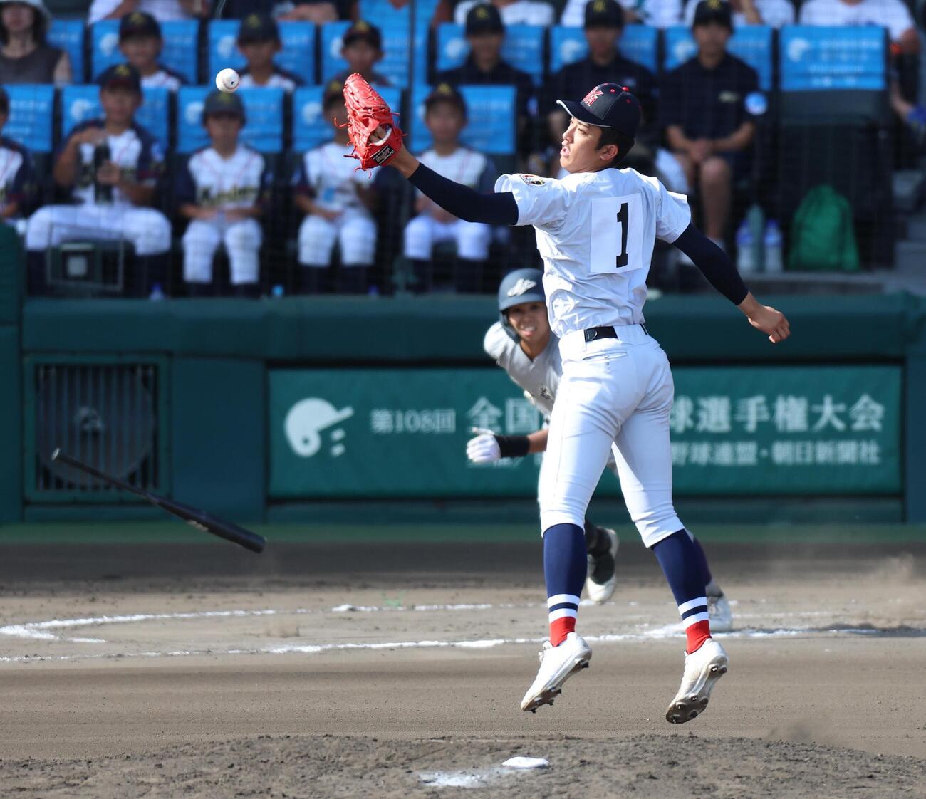 横浜対花巻東　6回裏花巻東無死、横浜・織田翔希（手前）は粒来琉雲の投ゴロに反応する