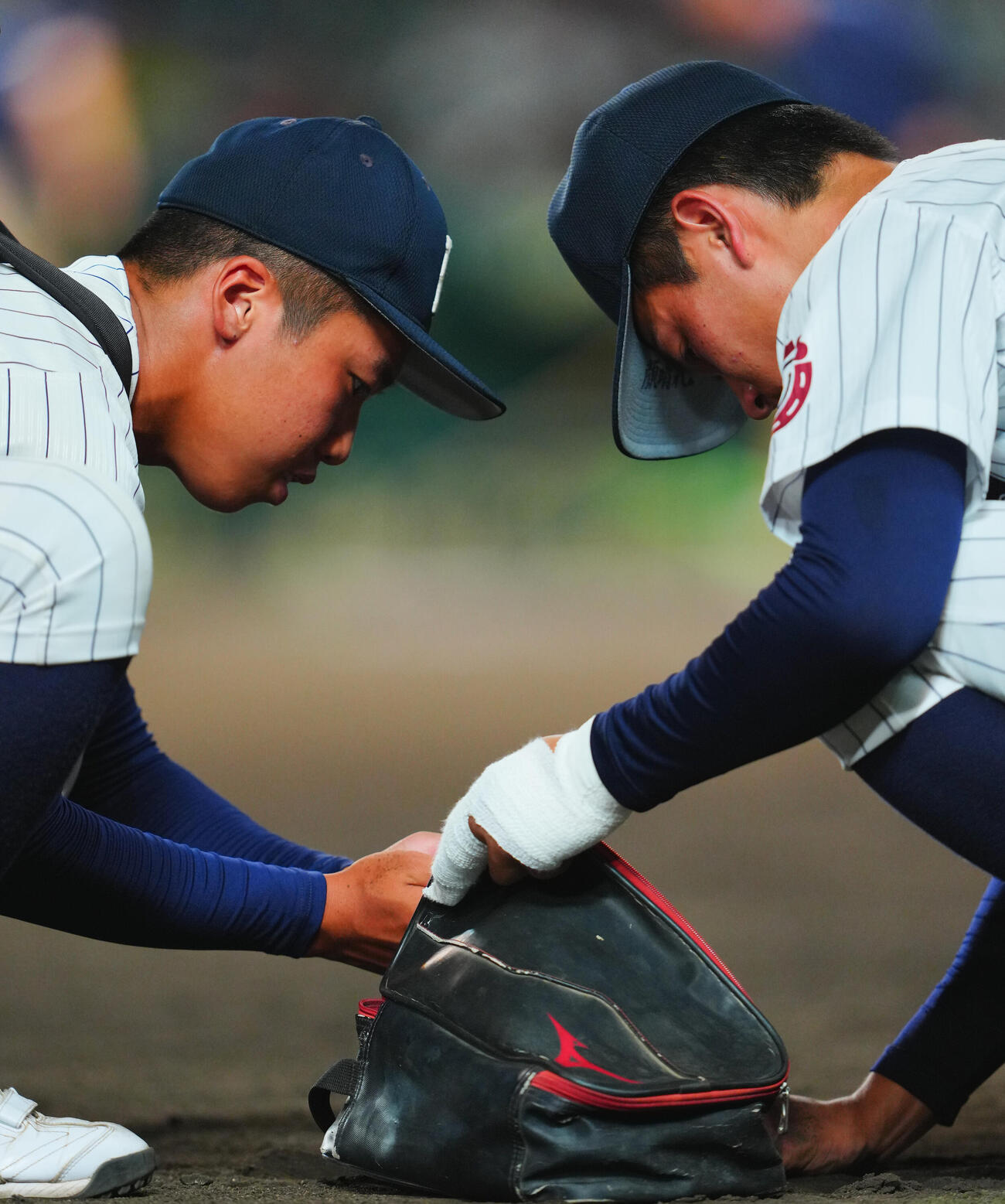 有明対健大高崎　健大高崎に敗れ仲間の手を借りながら甲子園の土を集める有明・工修哉（右）（撮影・垰建太）