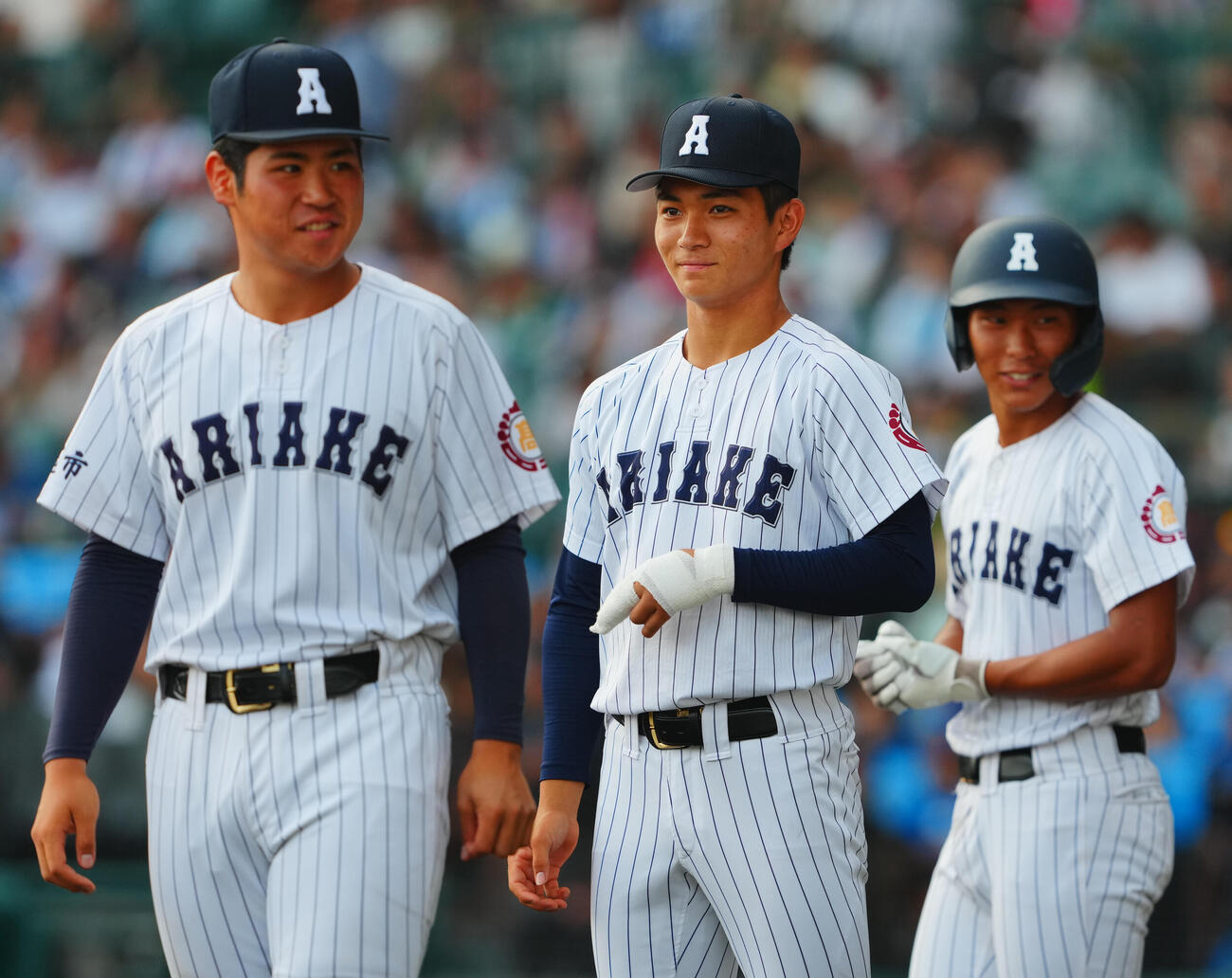 有明対健大高崎　左手にテーピングを巻く有明・工修哉（中央）（撮影・垰建太）