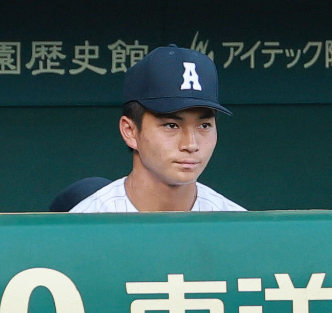 有明対健大高崎　ベンチでグラウンドを見つめる有明の工修哉（撮影・上山淳一）
