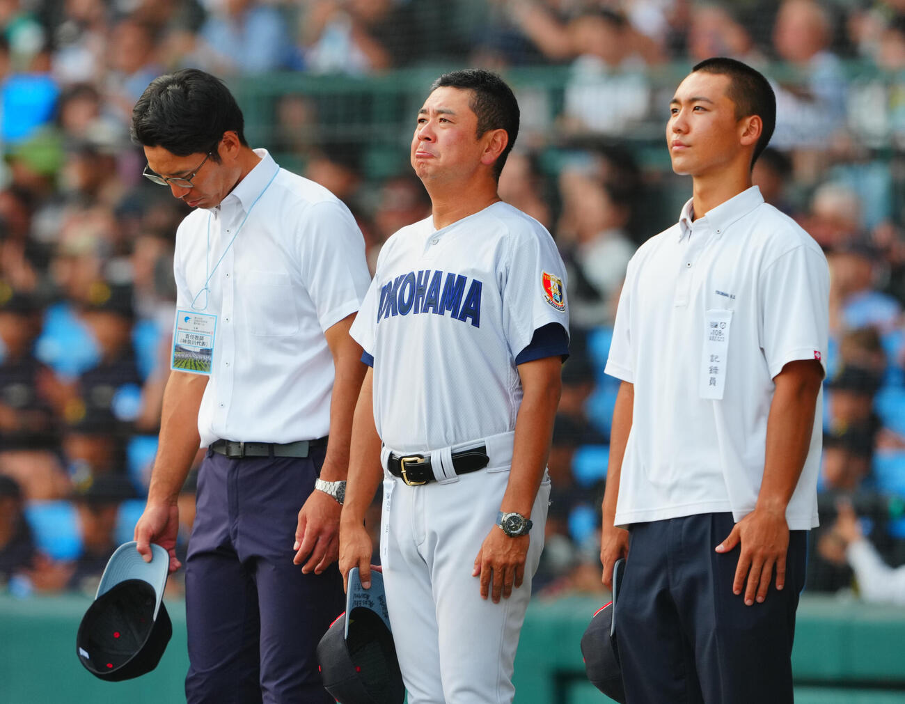 横浜対花巻東　花巻東に勝利し校歌を歌う横浜・村田浩明監督（中央）（撮影・垰建太）