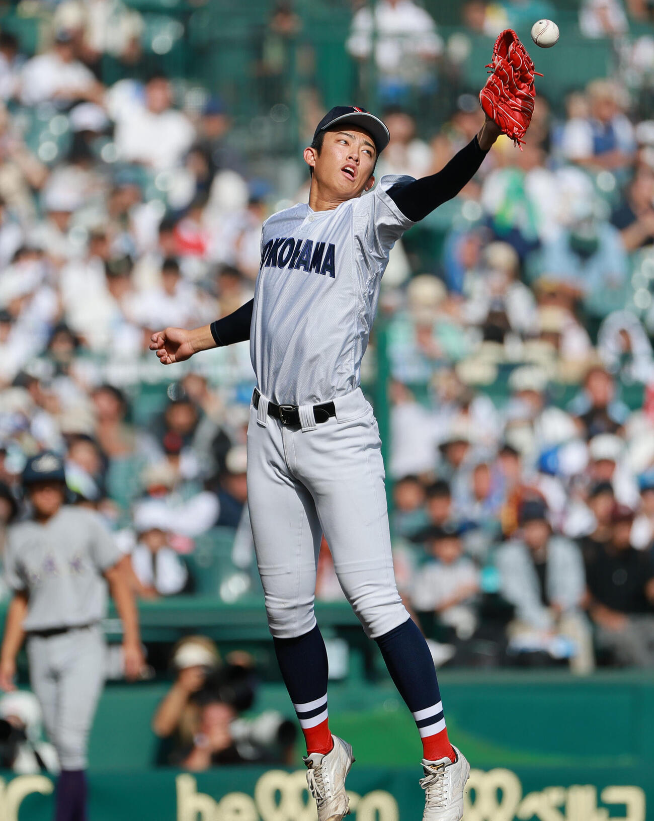 横浜対花巻東　6回裏花巻東無死、織田翔希は粒来琉雲の投ゴロに反応する（撮影・上山淳一）