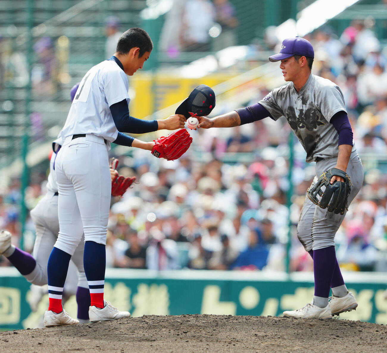 横浜対花巻東　4回裏、マウンドに上がった横浜・織田翔希（左）は花巻東・戸倉光揮からボールを受け取る（撮影・垰建太）