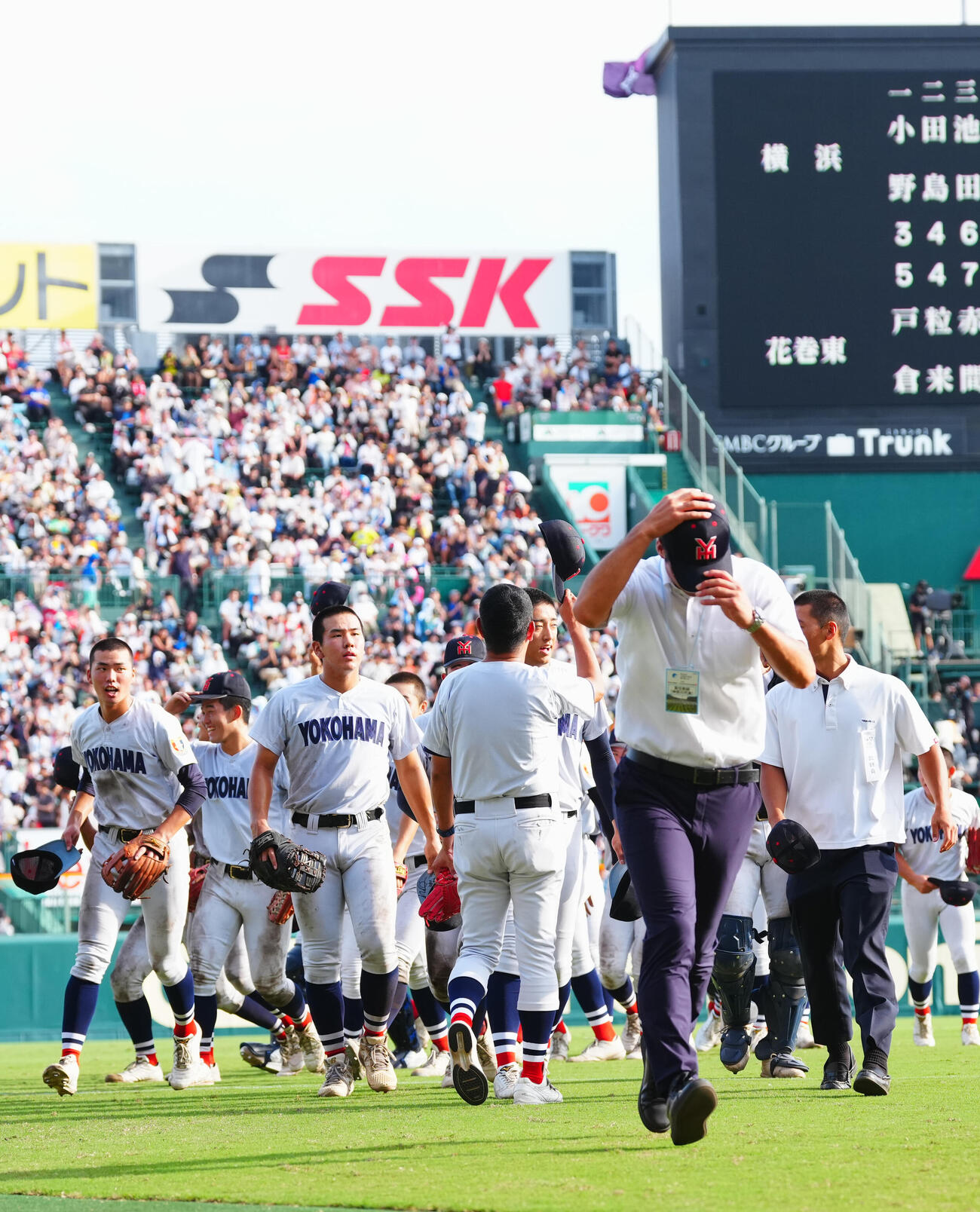 横浜対花巻東　花巻東に勝利し帽子をとって空を見上げる横浜・村田浩明監督（中央）（撮影・垰建太）