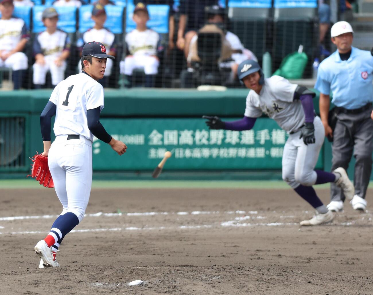 横浜対花巻東　3回裏花巻東2死一、二塁、横浜・織田翔希（左）は古城大翔に左前打を浴びる