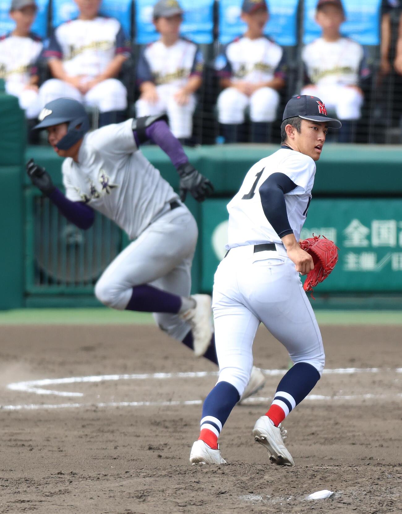 横浜対花巻東　3回裏花巻東2死一、二塁、横浜・織田翔希（右）は古城大翔に左前打を浴びる