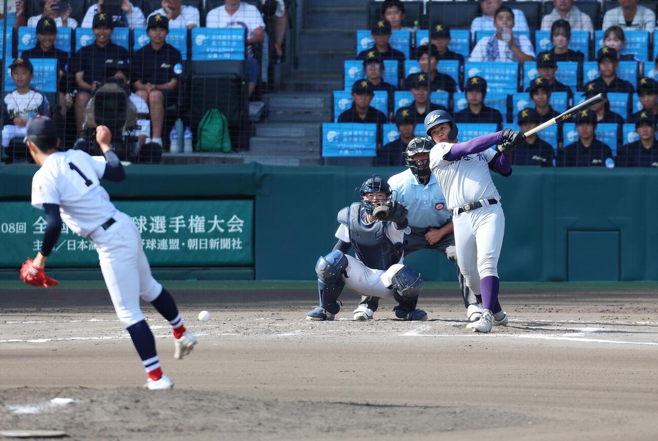 横浜対花巻東　6回裏花巻東2死、古城大翔は織田翔希から中前打を放つ