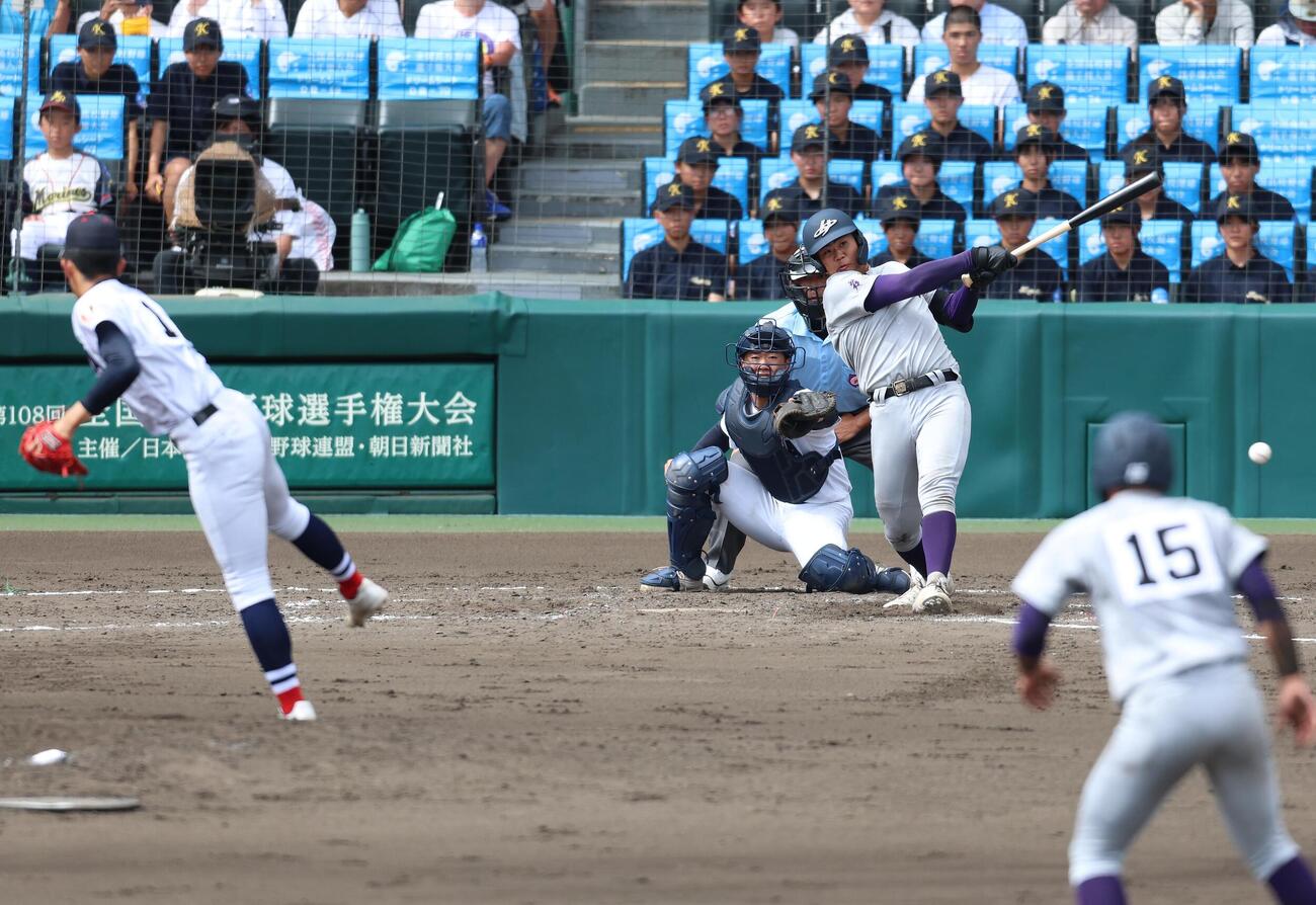 横浜対花巻東　3回裏花巻東2死一、二塁、古城大翔は横浜・織田翔希から左前打を放つ
