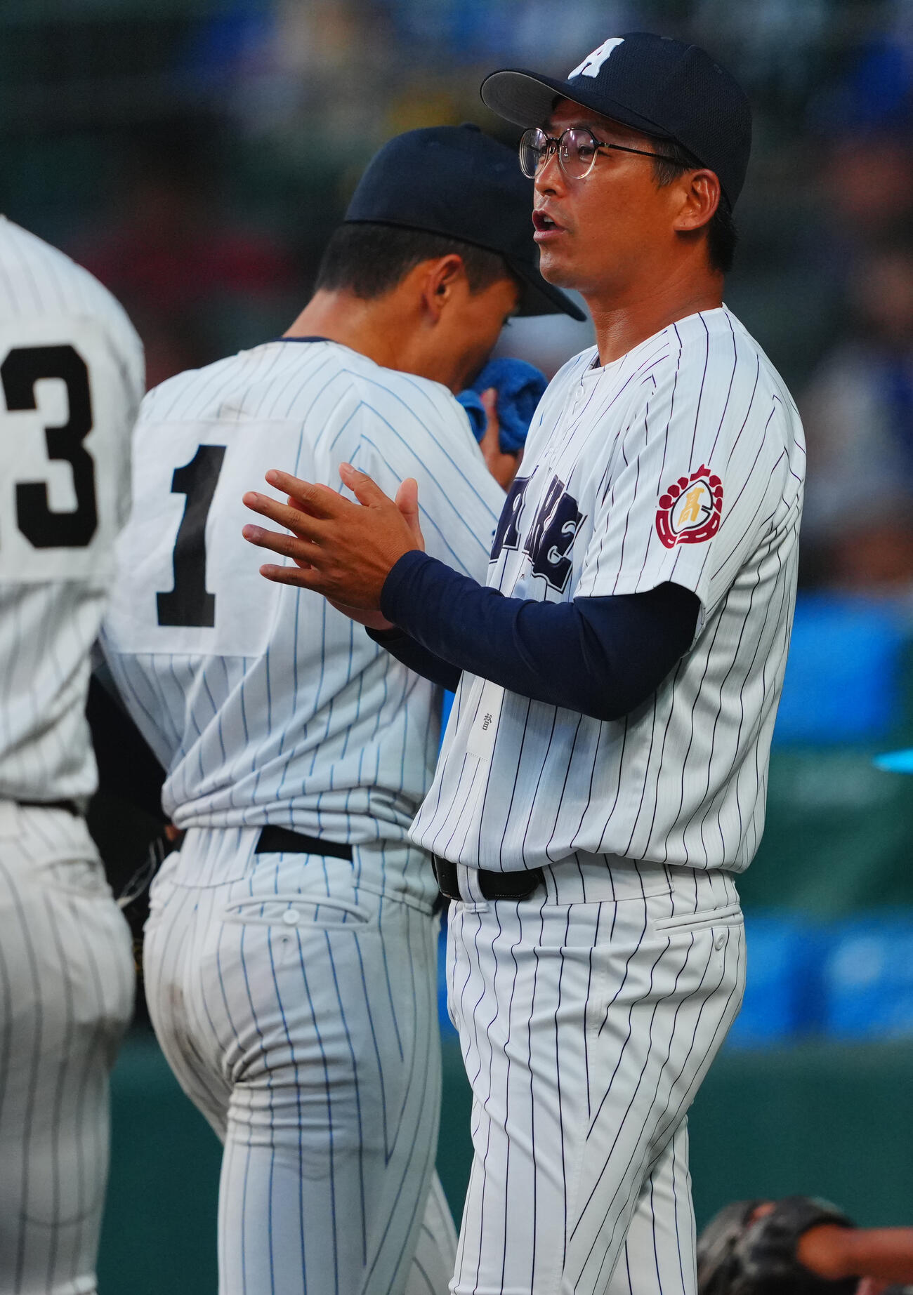 有明対健大高崎　8回裏健大高崎の攻撃を無失点に抑えたナインを拍手で迎える有明・高見一茂監督（撮影・垰建太）