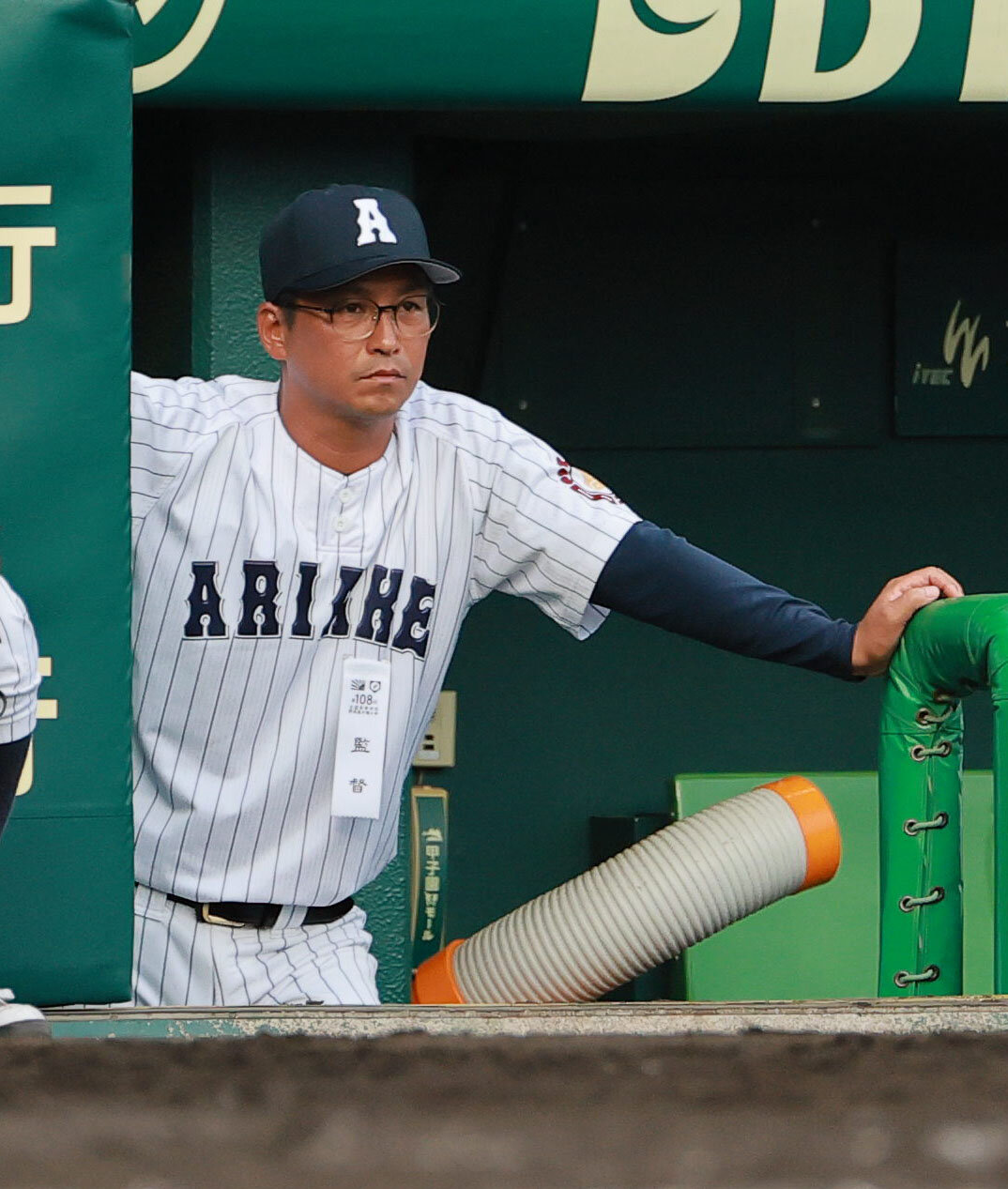 有明対健大高崎　ベンチで戦況を見つめる有明の高見一茂監督（撮影・上山淳一）