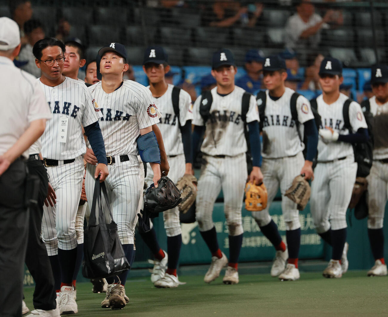 有明対健大高崎　健大高崎に敗れ、甲子園を去る有明ナイン（撮影・上山淳一）
