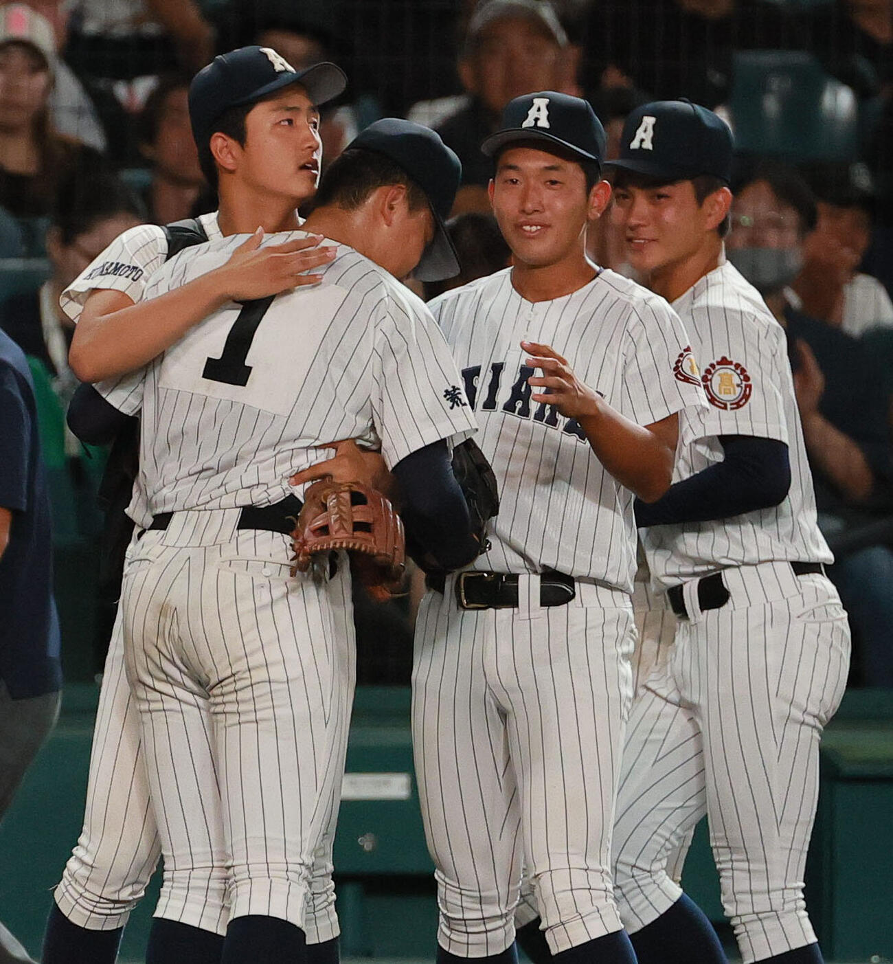 有明対健大高崎　タイブレークで健大高崎に敗れ、エース斉藤遼汰郎（左から2人目）を抱き寄せる有明の選手ら（撮影・上山淳一）